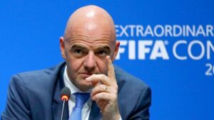 A capa y espada: FIFA se defiende y asegura que Giani Infantino no cometió ninguna irregularidad