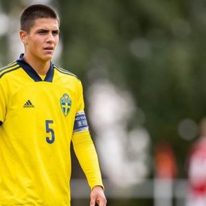 El joven lateral de raíces peruanas que recientemente debutó con el equipo principal del Bayern Múnich continúa distanciándose de la 'Bicolor'.