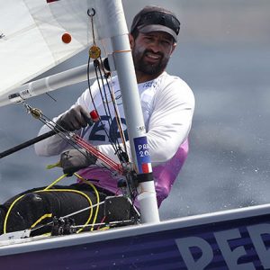 El representante de Perú en París 2024 consiguió colocarse entre los 3 mejores en la prueba de vela en la modalidad dinghy masculino.