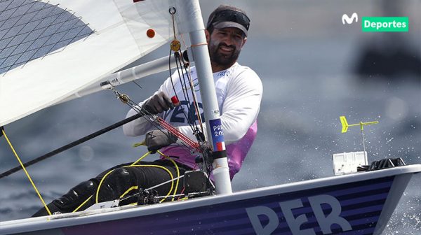 El representante de Perú en París 2024 consiguió colocarse entre los 3 mejores en la prueba de vela en la modalidad dinghy masculino.