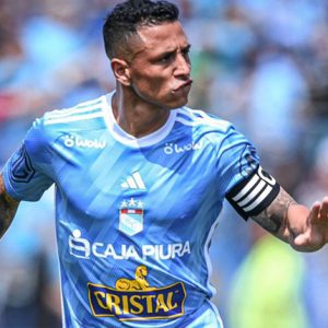 Los hinchas celestes se alegraron de ver al volante Yoshimar Yotún en las gradas del Estadio Alberto Gallardo.