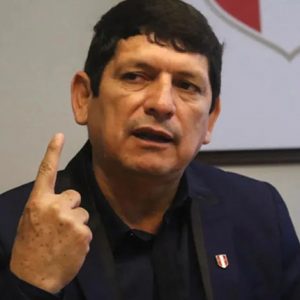 El presidente de la Federación Peruana de Fútbol dio unas breves declaraciones tras su detención preliminar, junto con otros directivos deportivos.