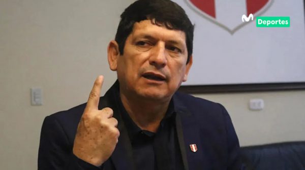 El presidente de la Federación Peruana de Fútbol dio unas breves declaraciones tras su detención preliminar, junto con otros directivos deportivos.