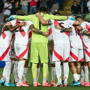 La selección peruana se medirá ante su similar de Chile este viernes 15 de noviembre en el Estadio Monumental de Ate por la fecha 11 de las Clasificatorias.