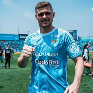 El lateral argentino Nicolás Pasquini se quedará en Sporting Cristal tras extender su vínculo por una temporada más.