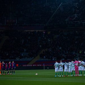 El FC Barcelona rindió un sentido homenaje a Hugo "Cholo" Sotil en el Estadio Olímpico Montjuic, antes de su partido contra el Real Betis.