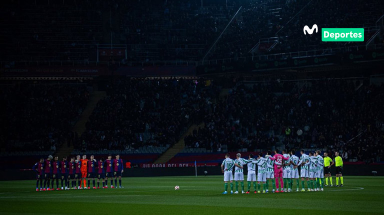 El FC Barcelona rindió un sentido homenaje a Hugo "Cholo" Sotil en el Estadio Olímpico Montjuic, antes de su partido contra el Real Betis.