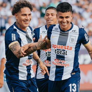 Alianza Lima inició el 2025 con una contundente victoria sobre Emelec en la tradicional 'Tarde Blanquiazul'.