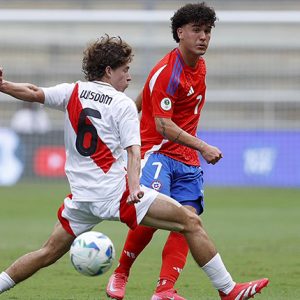 La selección peruana Sub-20 quedó eliminada del Sudamericano de la categoría tras perder 3-2 ante Chile en un partido lleno de emociones y controversias.