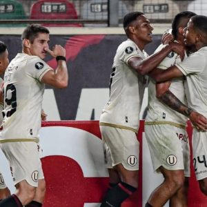 Universitario derrotó a Barcelona SC y sigue con vida en la Copa Libertadores 2025